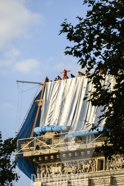 Christo et Jeanne-Claude emballent l Arc de Triomphe