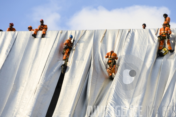 Christo et Jeanne-Claude emballent l Arc de Triomphe