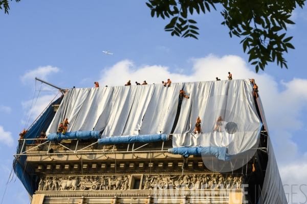 Christo et Jeanne-Claude emballent l Arc de Triomphe