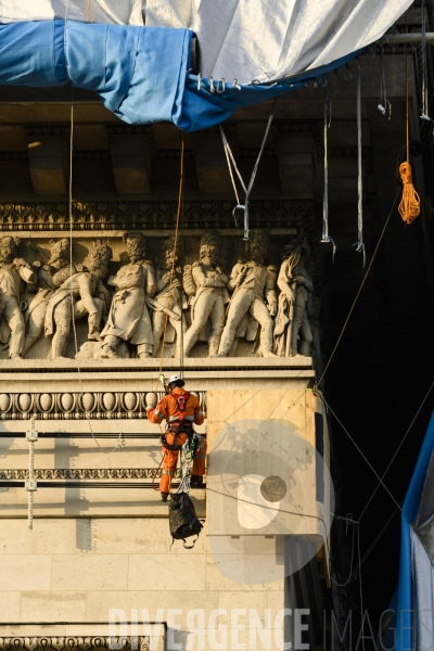 Christo et Jeanne-Claude emballent l Arc de Triomphe