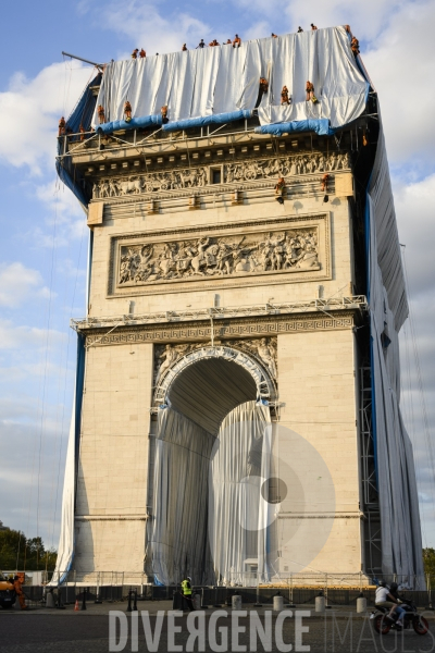 Christo et Jeanne-Claude emballent l Arc de Triomphe