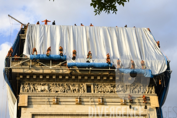 Christo et Jeanne-Claude emballent l Arc de Triomphe