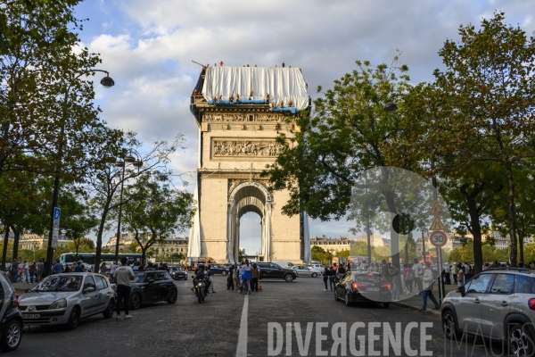 Christo et Jeanne-Claude emballent l Arc de Triomphe