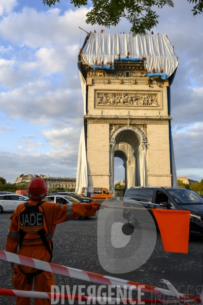 Christo et Jeanne-Claude emballent l Arc de Triomphe