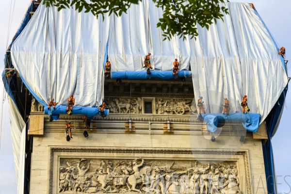 Christo et Jeanne-Claude emballent l Arc de Triomphe