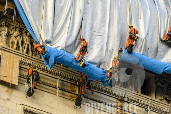 Christo et Jeanne-Claude emballent l Arc de Triomphe