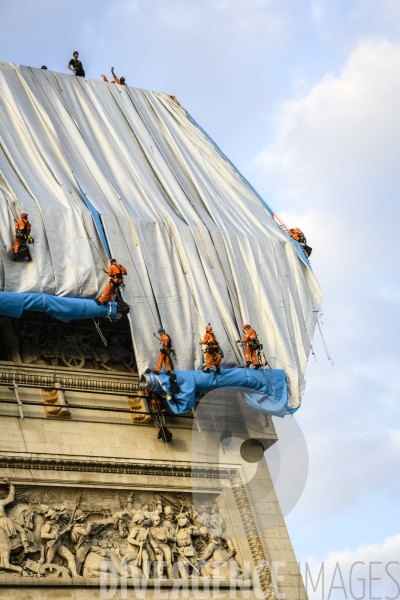 Christo et Jeanne-Claude emballent l Arc de Triomphe