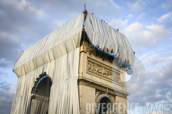 Christo et Jeanne-Claude emballent l Arc de Triomphe