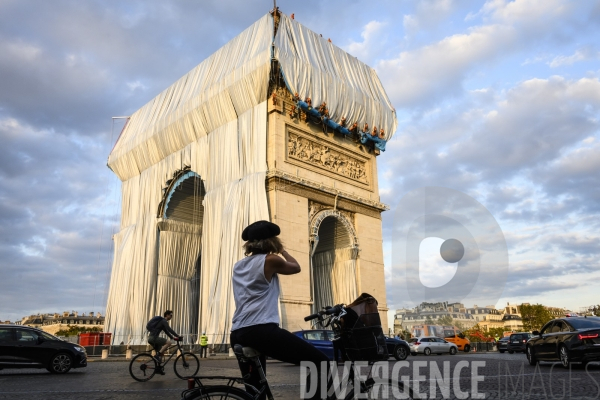 Christo et Jeanne-Claude emballent l Arc de Triomphe