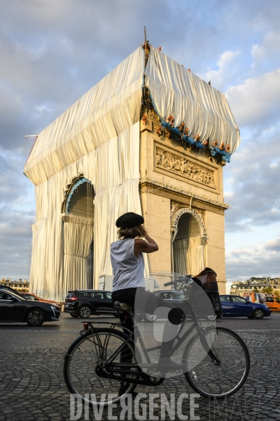 Christo et Jeanne-Claude emballent l Arc de Triomphe