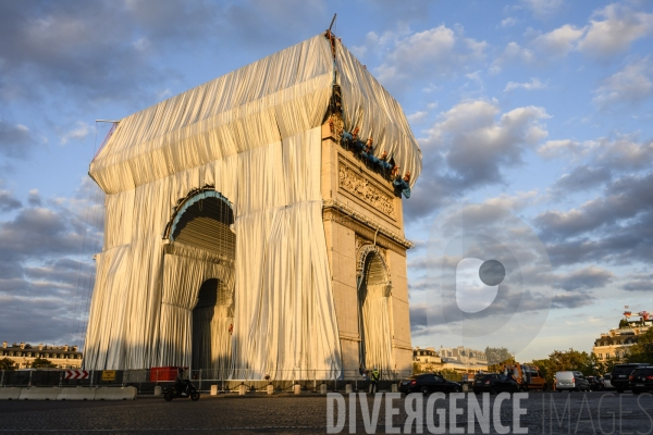 Christo et Jeanne-Claude emballent l Arc de Triomphe