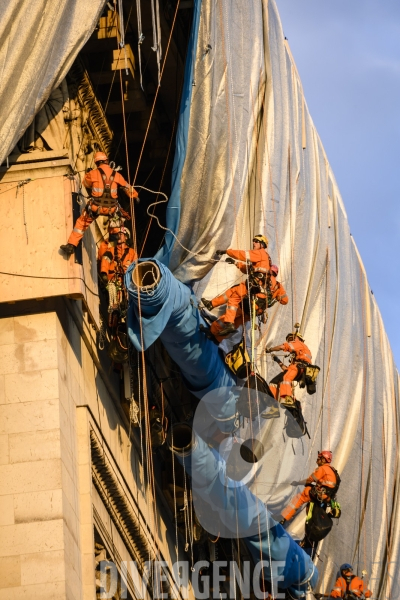 Christo et Jeanne-Claude emballent l Arc de Triomphe