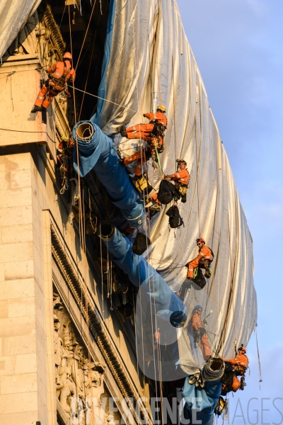 Christo et Jeanne-Claude emballent l Arc de Triomphe