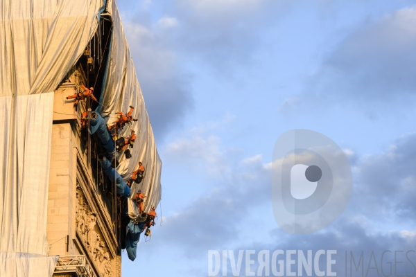 Christo et Jeanne-Claude emballent l Arc de Triomphe