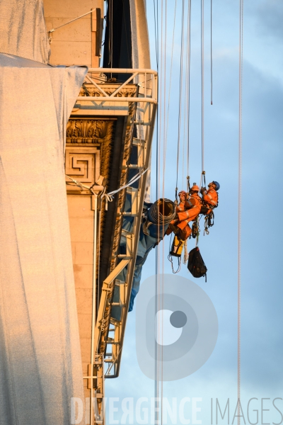 Christo et Jeanne-Claude emballent l Arc de Triomphe