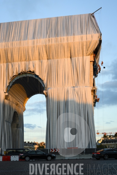 Christo et Jeanne-Claude emballent l Arc de Triomphe