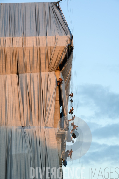 Christo et Jeanne-Claude emballent l Arc de Triomphe