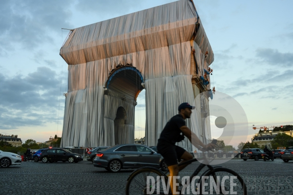 Christo et Jeanne-Claude emballent l Arc de Triomphe