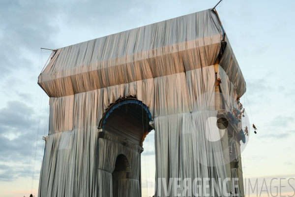 Christo et Jeanne-Claude emballent l Arc de Triomphe