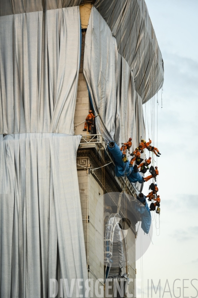 Christo et Jeanne-Claude emballent l Arc de Triomphe