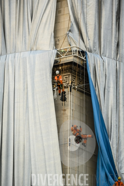 Christo et Jeanne-Claude emballent l Arc de Triomphe