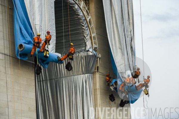 Christo et Jeanne-Claude emballent l Arc de Triomphe