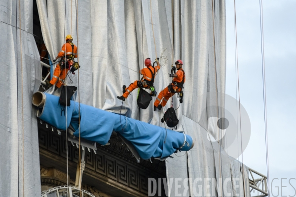 Christo et Jeanne-Claude emballent l Arc de Triomphe