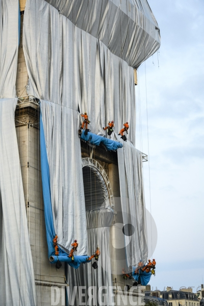 Christo et Jeanne-Claude emballent l Arc de Triomphe