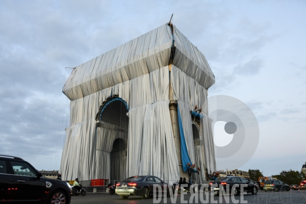 Christo et Jeanne-Claude emballent l Arc de Triomphe