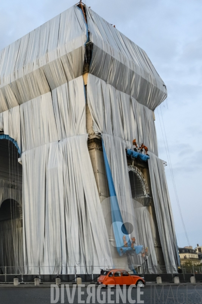 Christo et Jeanne-Claude emballent l Arc de Triomphe