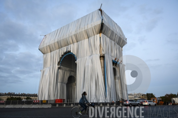 Christo et Jeanne-Claude emballent l Arc de Triomphe