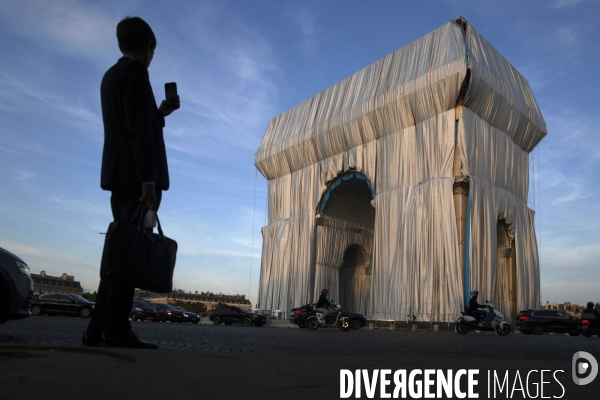 Chantier de l oeuvre posthume de Christo et Jeanne-Claude: L Arc de Triomphe empaqueté.