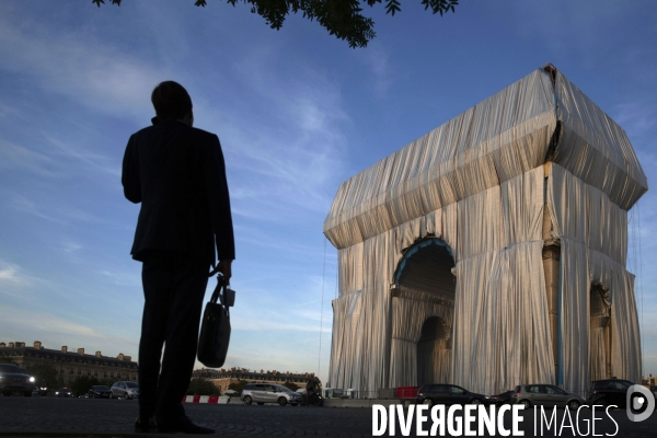 Chantier de l oeuvre posthume de Christo et Jeanne-Claude: L Arc de Triomphe empaqueté.