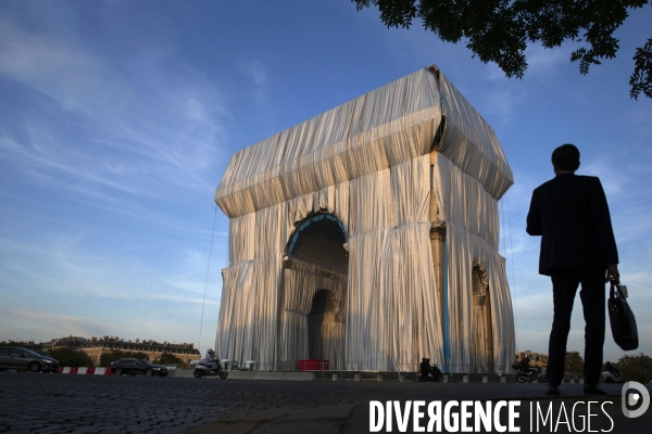 Chantier de l oeuvre posthume de Christo et Jeanne-Claude: L Arc de Triomphe empaqueté.