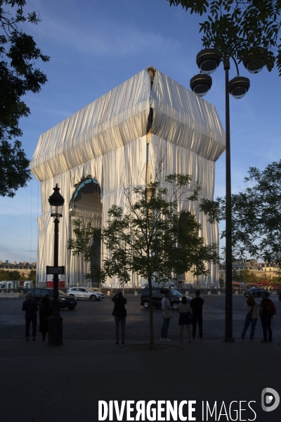 Chantier de l oeuvre posthume de Christo et Jeanne-Claude: L Arc de Triomphe empaqueté.