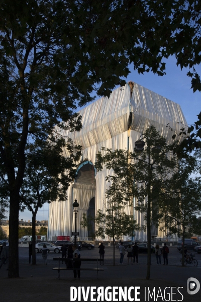 Chantier de l oeuvre posthume de Christo et Jeanne-Claude: L Arc de Triomphe empaqueté.