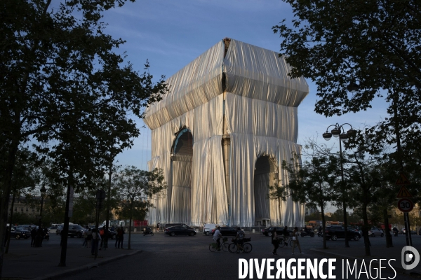 Chantier de l oeuvre posthume de Christo et Jeanne-Claude: L Arc de Triomphe empaqueté.