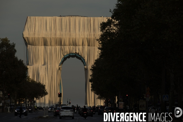 Chantier de l oeuvre posthume de Christo et Jeanne-Claude: L Arc de Triomphe empaqueté.