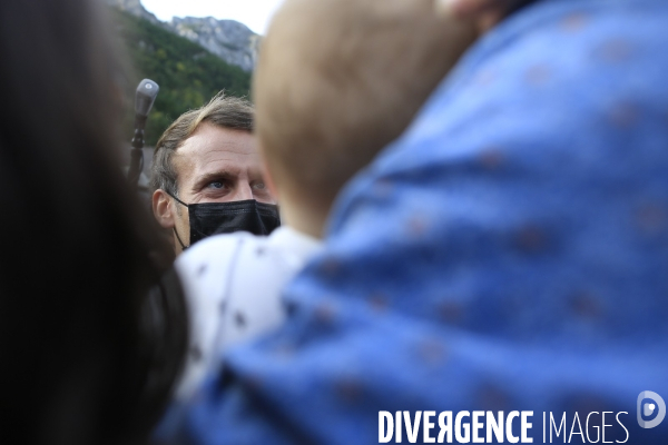 Visite du Président de la République Emmanuel Macron à Tende le 7/10/2020 après le passage de la tempête Alex qui a déclenché  un épisode méditerranéen inédit. Jusqu à 500 litres d eau au mètre carré tombés localement, 350 à Tende.