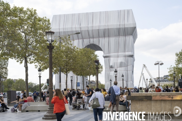 Christo et Jeanne-Claude : L Arc de triomphe empaqueté