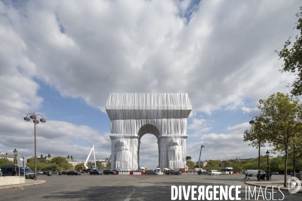 Christo et Jeanne-Claude : L Arc de triomphe empaqueté