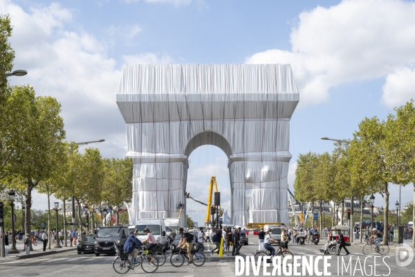 Christo et Jeanne-Claude : L Arc de triomphe empaqueté