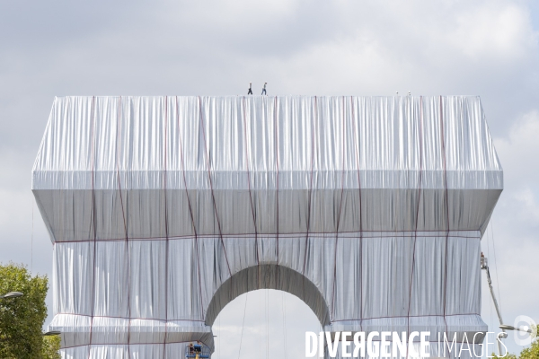 Christo et Jeanne-Claude : L Arc de triomphe empaqueté