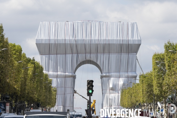 Christo et Jeanne-Claude : L Arc de triomphe empaqueté