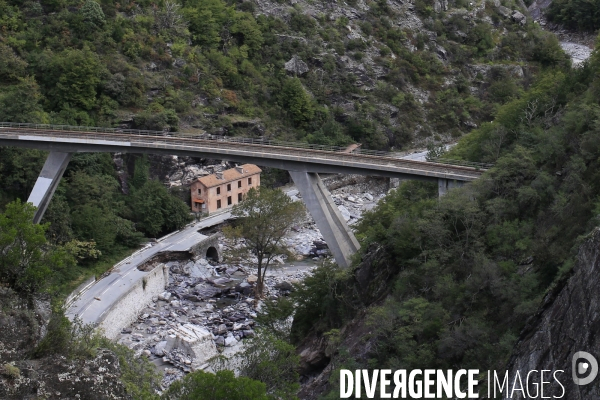 Vallée de la Roya le 07/10/2020 aspect de la route internationale reliant Cuneo à Vintimille entre Fontan et Tende sous le Viaduc ferroviaire de Scarassoui. En date de septembre 2021 c est 350 millions d euro qui ont ete investi pour la reconstruction d