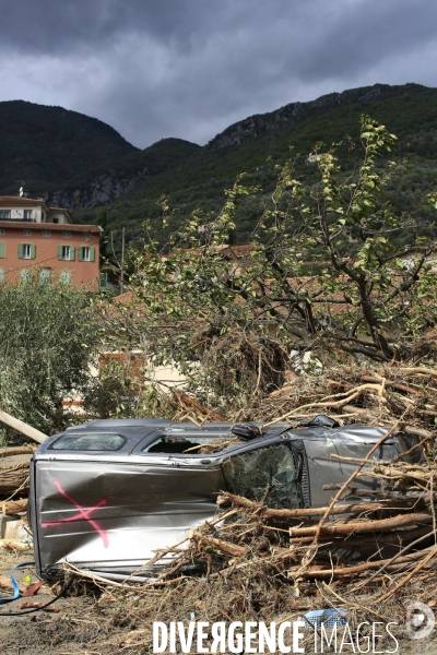 Breil sur Roya le 04/10/2020 . Vehicules emportés par le courant. La croix peinte sur la carrosserie indique que le vehicule a été visité par des secouristes