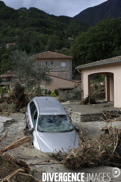 Breil sur Roya le 04/10/2020 . Vehicules emportés par le courant de la crue