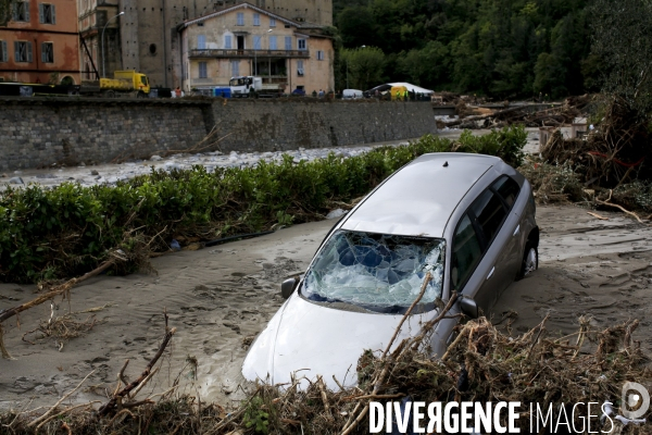 Breil sur Roya le 04/10/2020 . Vehicules emportés par le courant de la crue