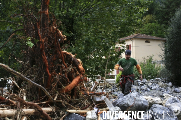 Breil sur Roya le 04/10/2020  evacuation des debris charriés par la crue de la Roya au pont du centre du village.