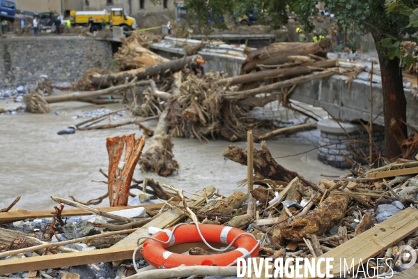 Breil sur Roya le 04/10/2020 debris amoncelés pres du pont au centre du village